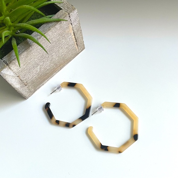 Leopard Resin Hoop Earrings - Picture 3 of 4